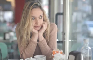 femme se posant des questions sur la consommation d'alcool de son conjoint