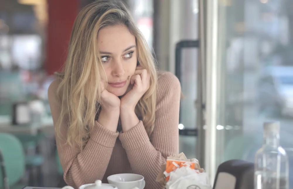 femme se posant des questions sur la consommation d'alcool de son conjoint
